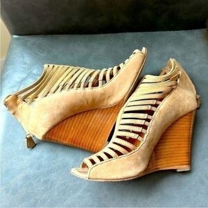 RM🤎Caged Suede & Wood Wedge